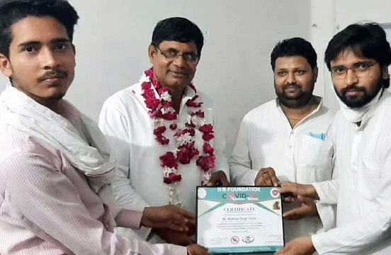इटावा: एनबी फाउंडेशन ने कांग्रेस जिला अध्यक्ष को किया सम्मानित