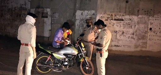 इटावा: पुलिस ने देर रात वाहनों के चालान काटे