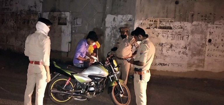 इटावा: पुलिस ने देर रात वाहनों के चालान काटे