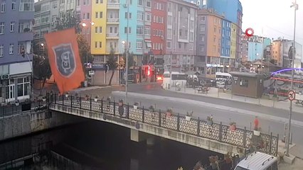 Minibüs sürücüsü direksiyon başında fenalaştı, faciadan dönüldü