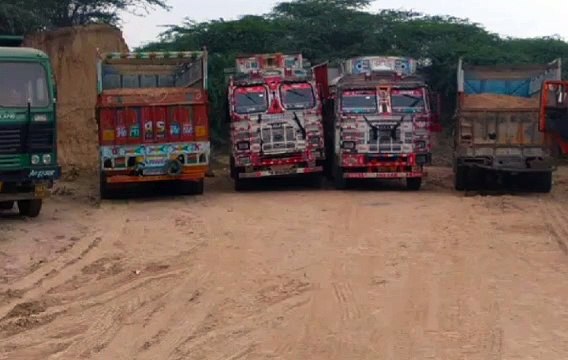इटावा: पुलिस ने ओवरलोडिंग और अवैध खनन के मामले में 5 ट्रकों किया सीज