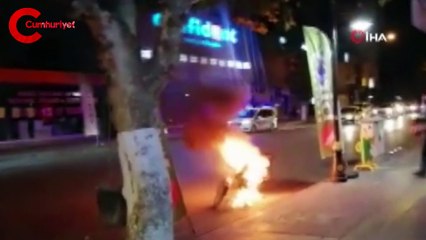 Polislere kızıp motosikletini ateşe verdi