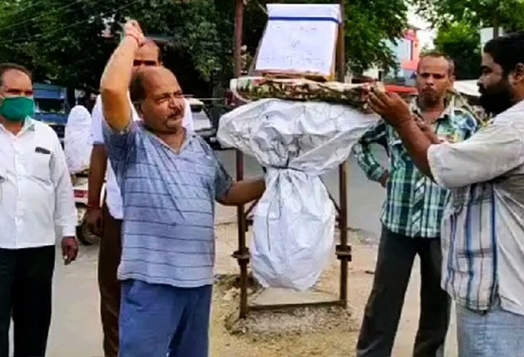 इटावा: भाजपा पदाधिकारियों ने संजय राउत का फूंका...
