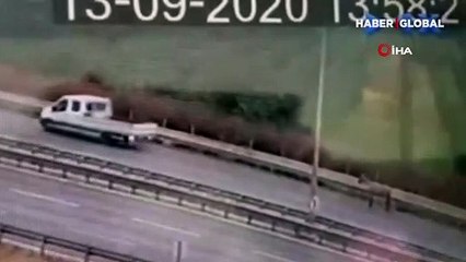 Başı boş atın neden olduğu kaza kamerada