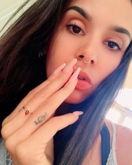 Shy'm : la chanteuse se moque de ses mains