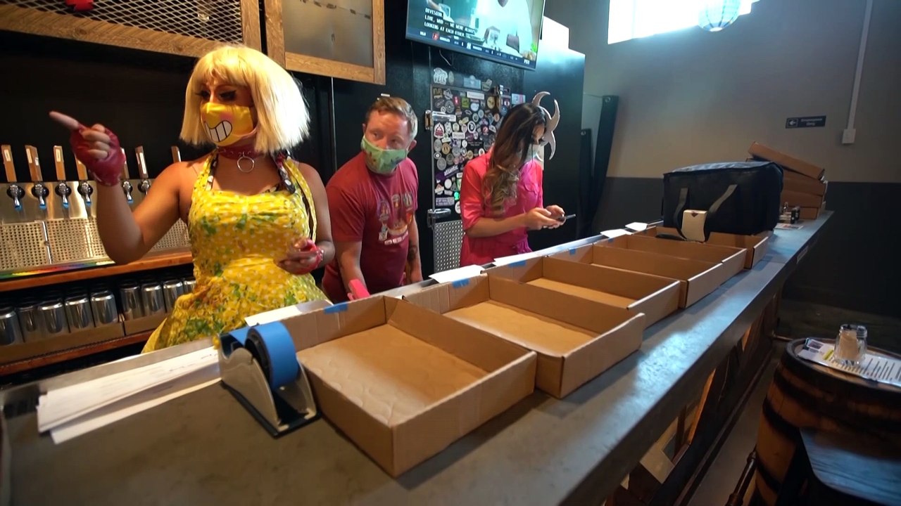 Face à la pandémie, des drag queens livrent des repas en musique à Washington