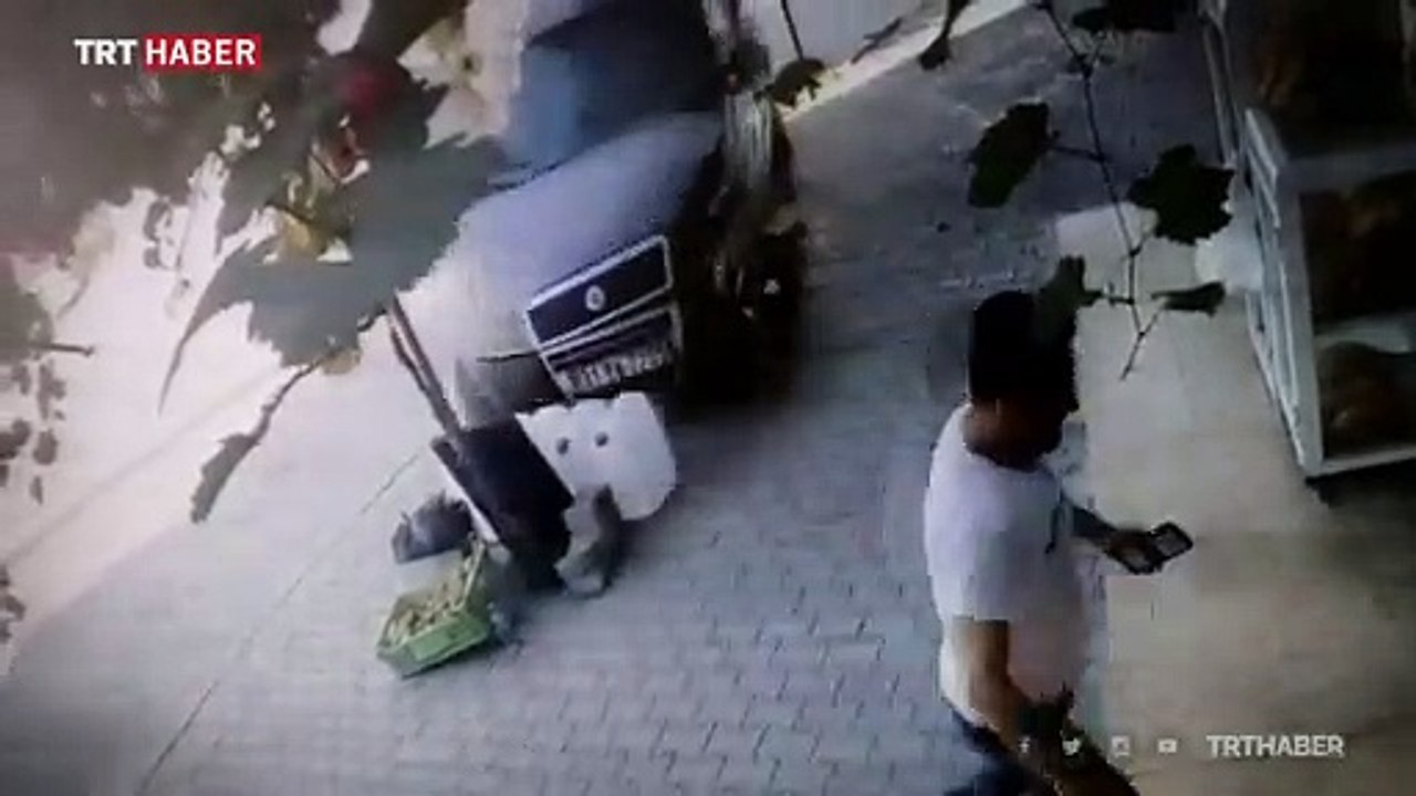 Kontrolden çıkan otomobilin altında kalmaktan son anda kurtuldu