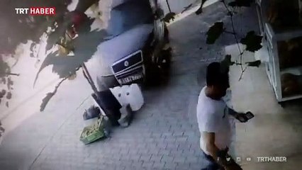 Kontrolden çıkan otomobilin altında kalmaktan son anda kurtuldu