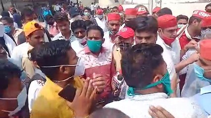 निजीकरण के लिए प्रदर्शन करने गए समाजवादी कार्यकर्ता आपस में भिड़े