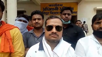 देवी देवताओं की तस्वीर लगाने को लेकर हिंदू कार्यकर्ताओं ने किया हंगामा