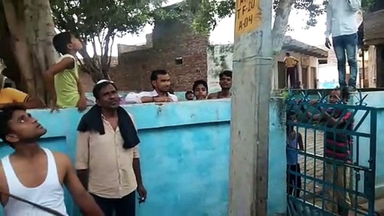 आगरा: विधुत विभाग की घोर लापरवाही, जनता की सूज बूज से टली घटना