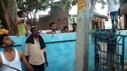 आगरा: विधुत विभाग की घोर लापरवाही, जनता की सूज बूज से टली घटना