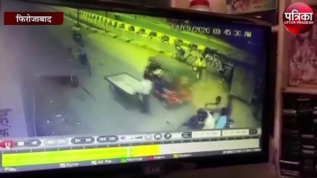 CCTV : बाइक लूटने आए बदमाशों ने युवक को सड़क पर पीटा