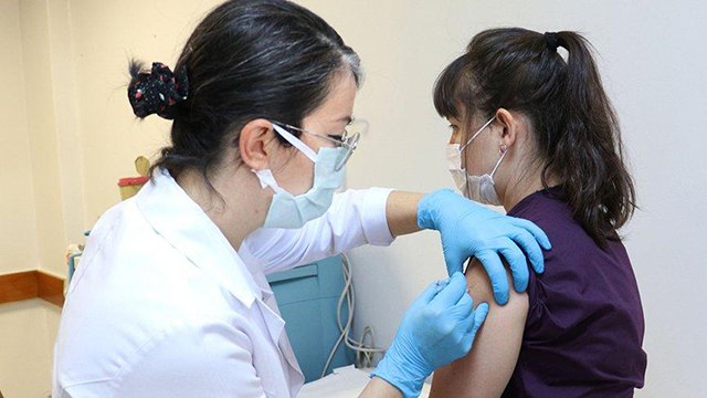 Türkiye’de tarihi gün… Corona virüsü aşısında ilk gönüllü uygulaması yapıldı