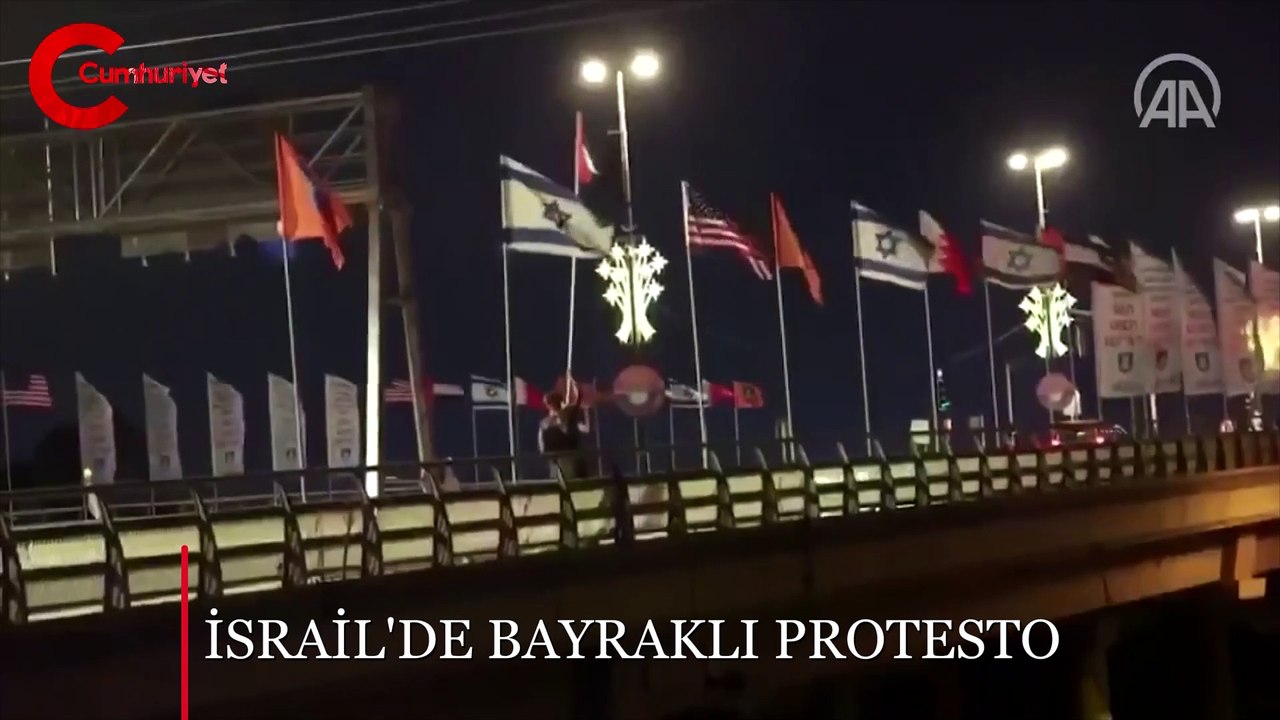 İsrail'de bayraklı protesto: BAE ve Bahreyn bayrakları sökülerek yerlerine Filistin bayrağı asıldı