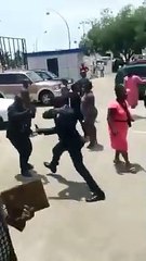 Dünya gündemine oturan görüntüler! Gine Devlet başkanı, bakanı tekme tokat dövdü