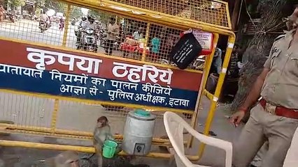 पुलिस ने प्यासी बंदरों को पिलाया पानी वीडियो वायरल