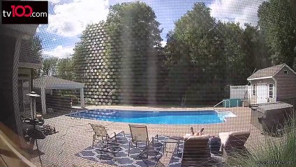 ABD'de uyuyan adamın ayağını koklayan ayı görüntülendi!