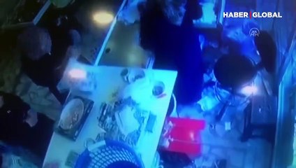 3 kişinin yaralandığı kazada otomobil iş yerine böyle daldı