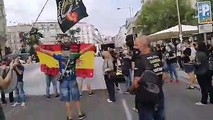 Policía y Guardia Civil plantan ataúdes frente al Congreso por el mezquino pésame de Sánchez a ETA