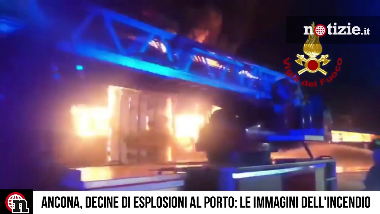 Incendio nel porto di Ancona, decine di esplosioni: le immagini