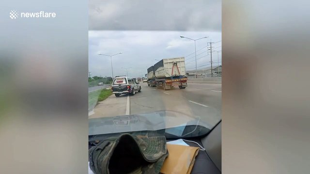 Rescuers save mother duck and babies stranded on busy dual carriageway in Thailand