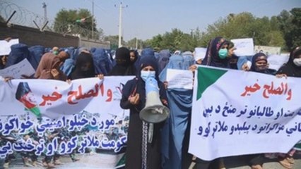 Mujeres afganas alzan su voz en las calles por las negociaciones de paz