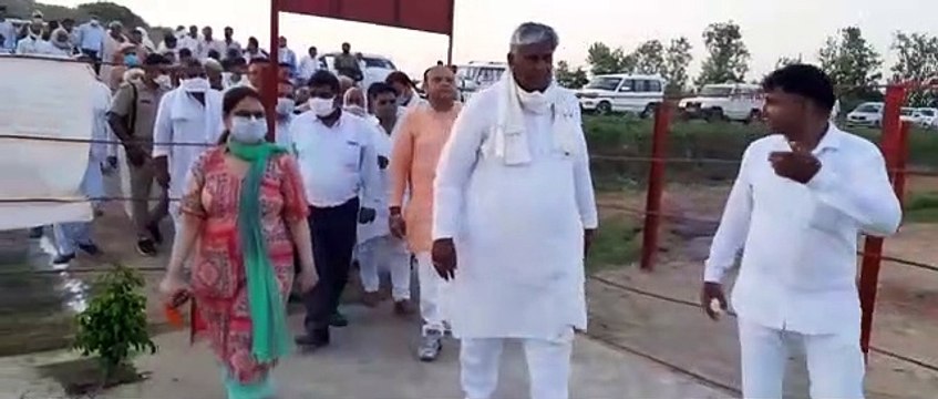 कांधला क्षेत्र के 3 गांव के विकास कार्यों का किया जिलाधिकारी ने औचक निरीक्षण