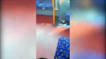 Il utilise un serpent vivant comme masque dans le bus en Angleterre