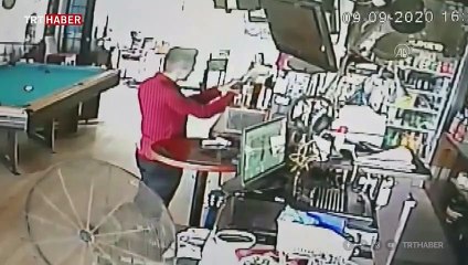 Biriktirdiği parası çalınan gence polislerden hediye