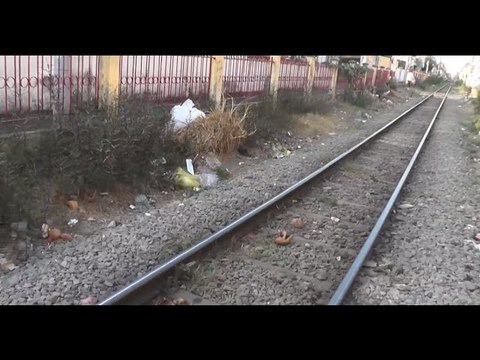 Đường ray xe lửa biến thành bãi rác tiện lợi với người dân | Camera Cận Cảnh tập 128.
