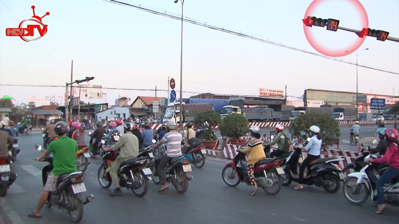 Vượt đèn đỏ theo đám đông - "trào lưu" mới của giao thông Việt.