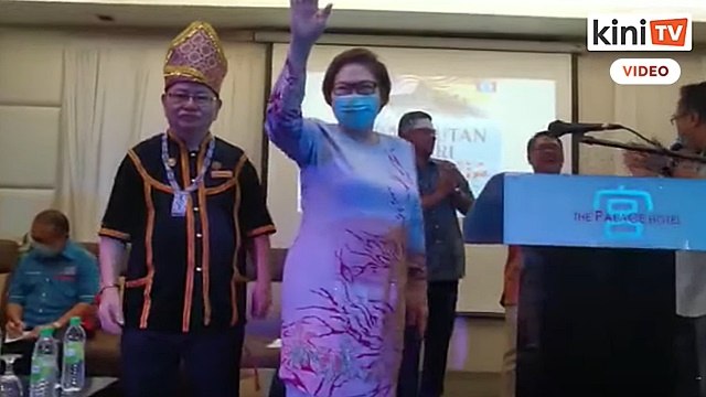 Calon-calon PKR menari dan menyanyi di majlis sambutan Hari Malaysia