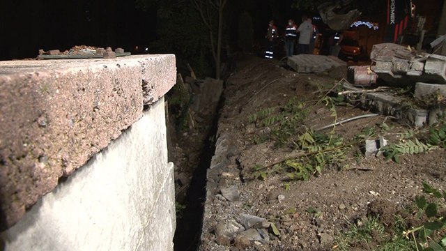 Küçükçekmece’de sitenin istinat duvarı çöktü
