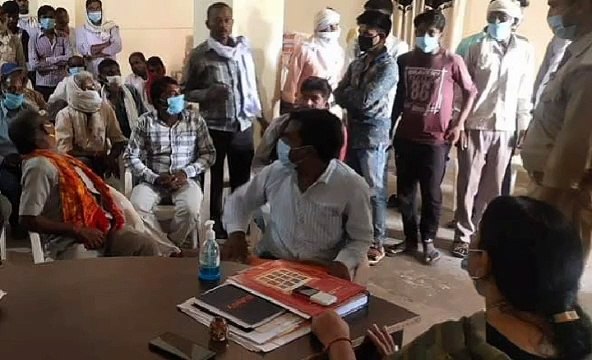 इटावा: सरिता भदौरिया ने आवास पर सुनी जनता की समस्याएं