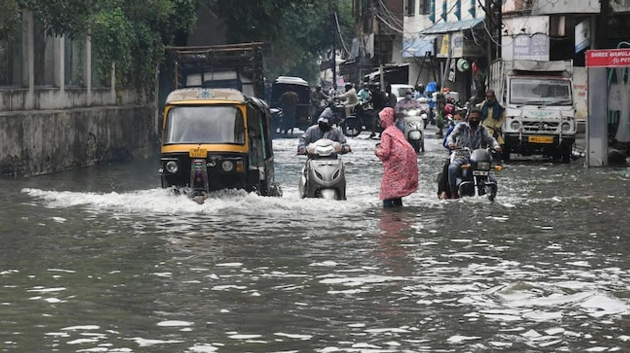Roads flooded, vehicles washed away as heavy ra...