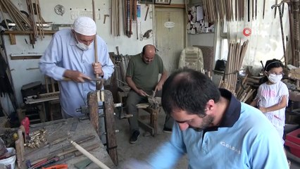 Yarım asırdır ceviz ağaçlarını sanat eseri bastonlara dönüştürüyor