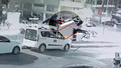 Erkek arkadaşına kızıp seyir halindeki araçtan atladı