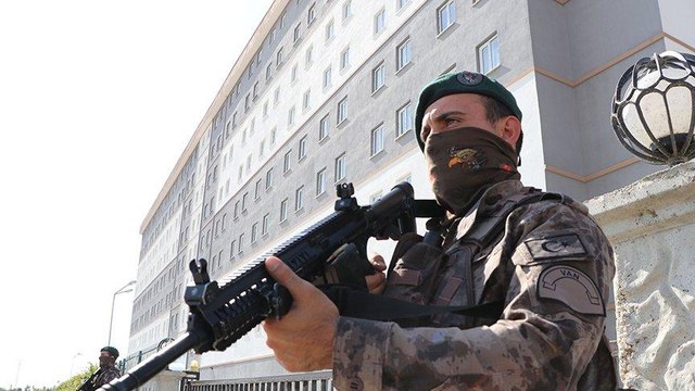 Elektrik kesintisini fırsat bilen korona virüs hastası yurttan kaçtı