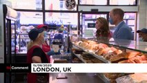 نان‌پزی نوه ملکه بریتانیا و همسرش در نانوایی «بیگل بیک» لندن