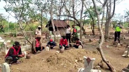 Anti-maskers forced to dig graves for COVID-19 victims in Indonesia
