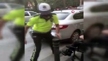 Engelli vatandaşın yardımına polis yetişti... Yaya geçidine aracını parkeden sürücüye ceza