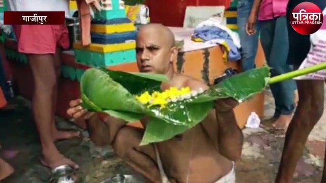 कोरोना से बेपरवाह गंगा घाट पर पितृ तर्पण के लिए श्रद्धालुओ की उमड़ी भीड़, किया पितृ तर्पण