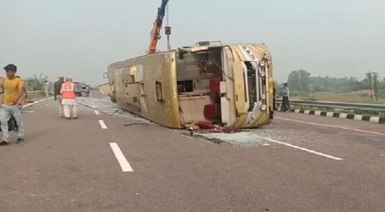 आगरा-लखनऊ एक्सप्रेसवे पलटी बस, एक की मौत, 50 यात्री घायल