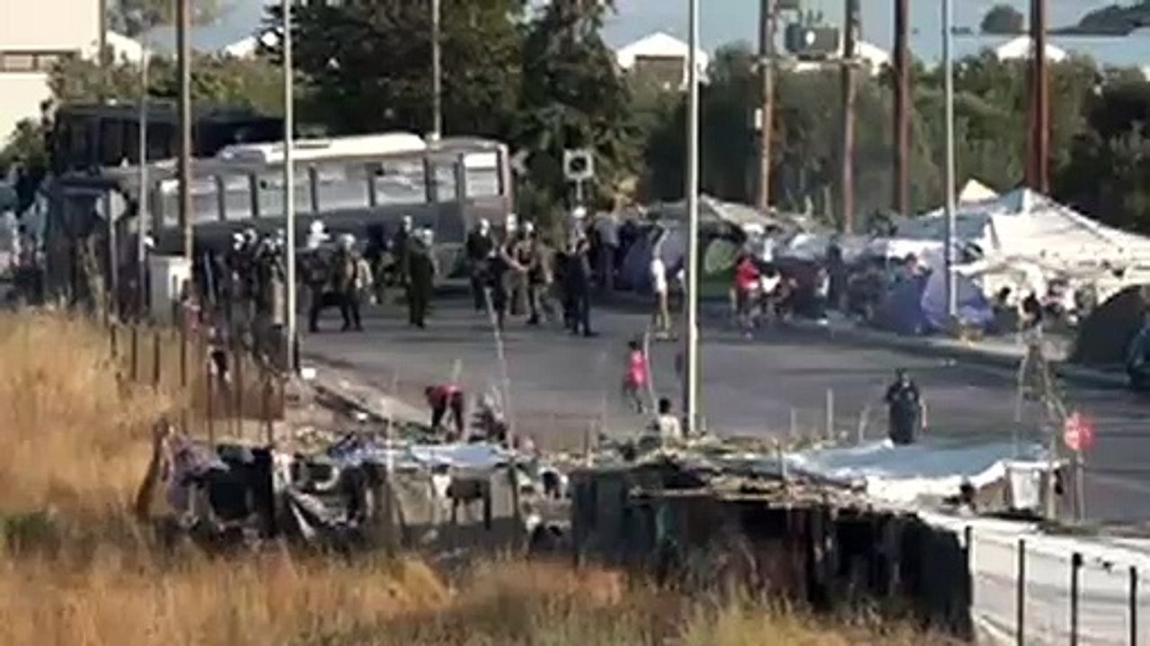 الشرطة اليونانية تنقل المهاجرين المشردين في جزيرة ليبسوس إلى مخيم جديد