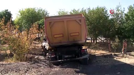 Yoldan çıkıp buğday pazarının bahçesine giren tırın enkazı 3 gündür kaldırılmadı