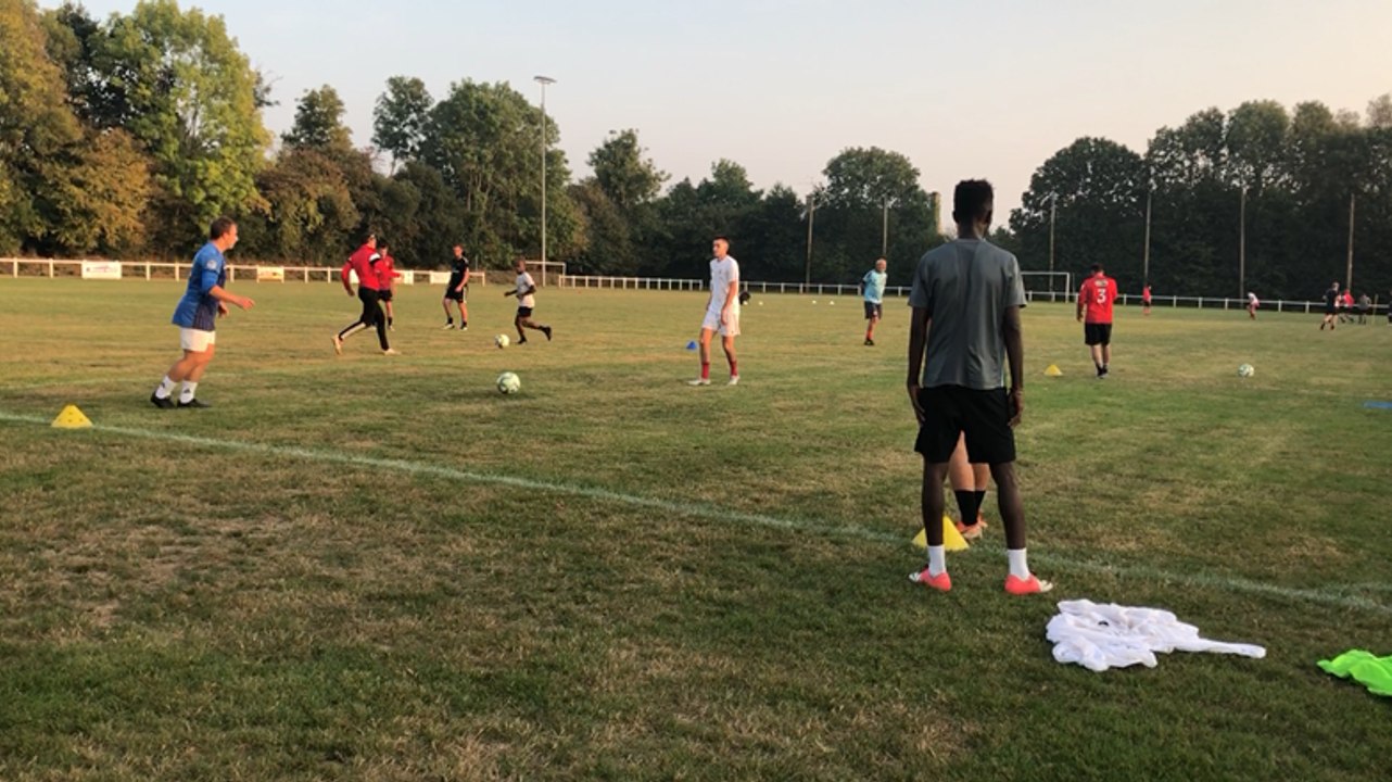 Entraînement des footballeurs saint-jeannais avant leur rencontre face à Cherbourg