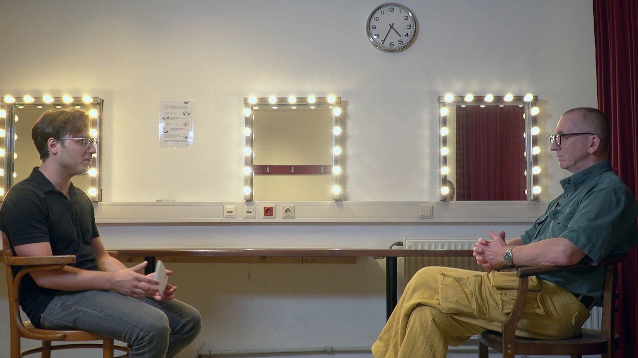 Gunkl im Interview: 'Mich schmerzt mehr, dass man nicht mehr rauchen darf'