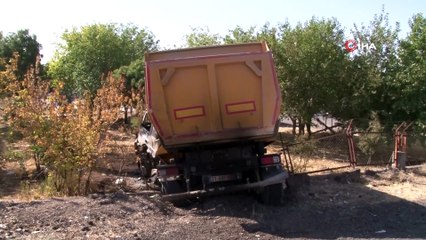 Yoldan çıkıp buğday pazarının bahçesine giren tırın enkazı 3 gündür kaldırılmadı
