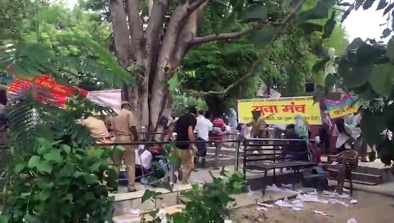 प्रयागराज: छात्रों के विरोध प्रदर्शन के दौरान जमकर विवाद,पुलिस ने किया लाठीचार्ज